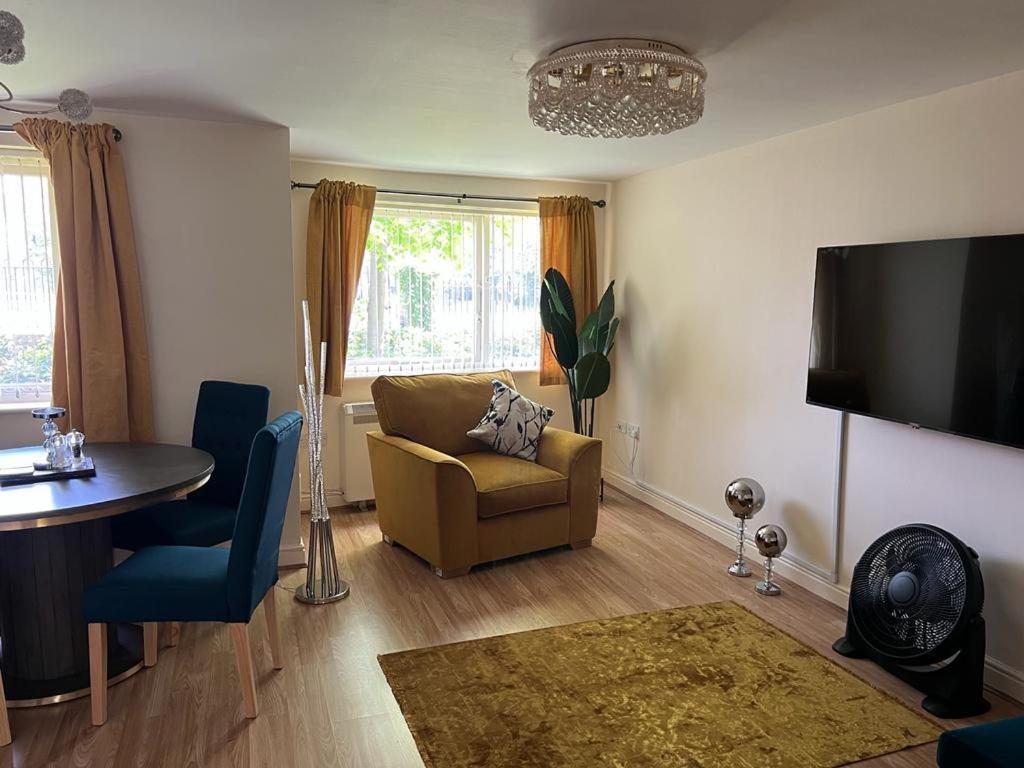 Modern Beautiful Gated Two Bed Apartment Stifford 外观 照片