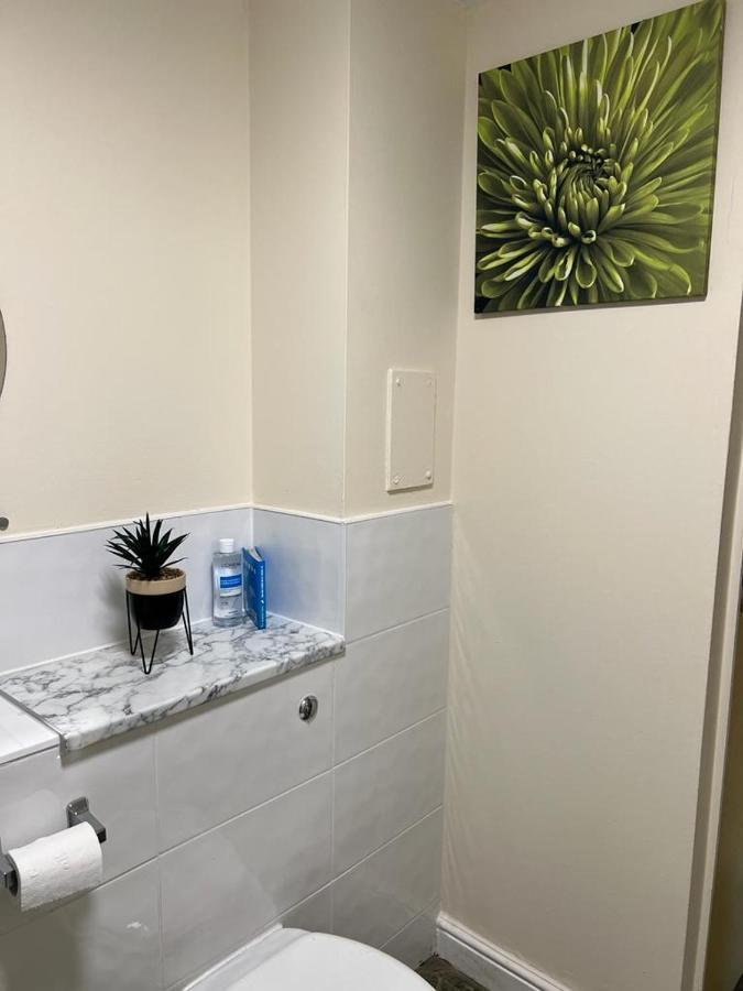 Modern Beautiful Gated Two Bed Apartment Stifford 外观 照片