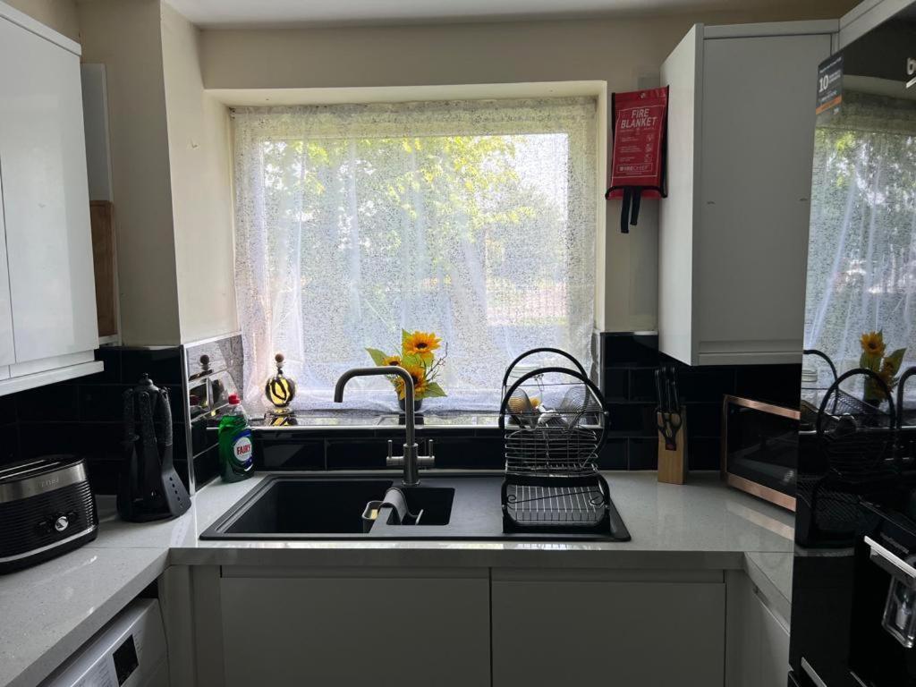 Modern Beautiful Gated Two Bed Apartment Stifford 外观 照片