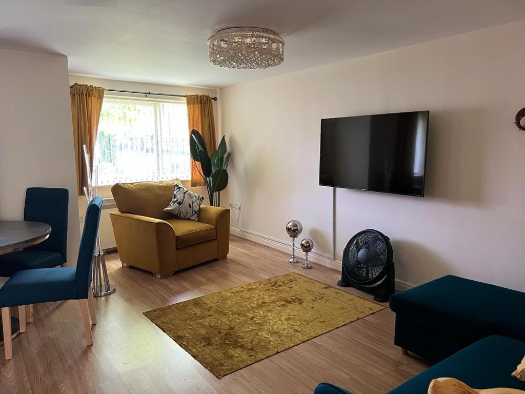 Modern Beautiful Gated Two Bed Apartment Stifford 外观 照片