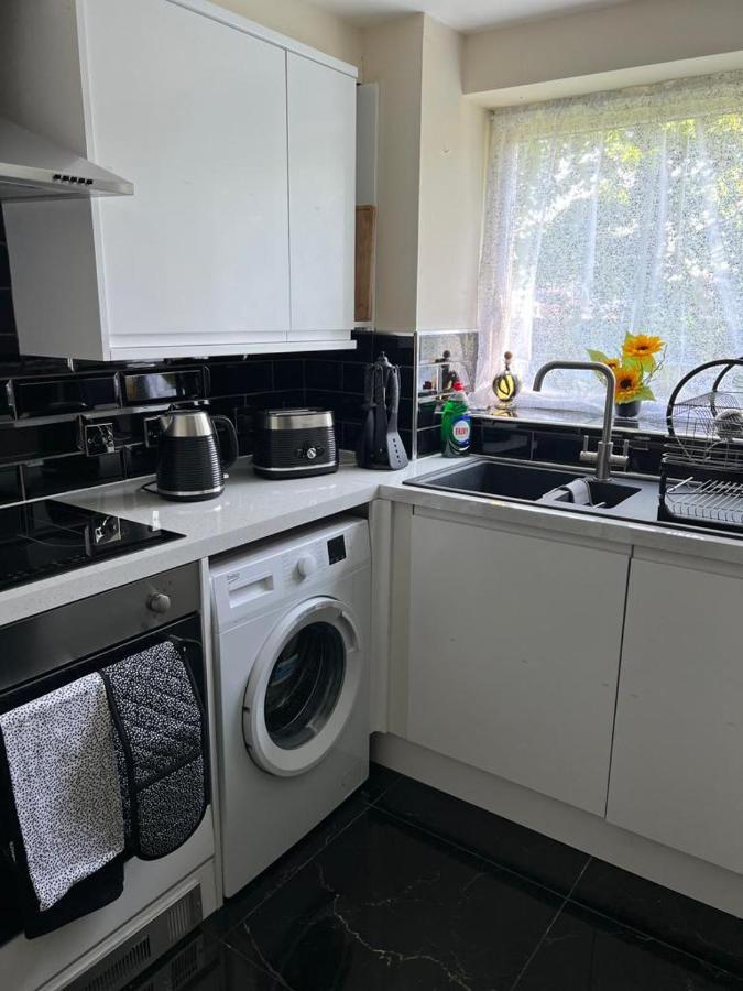 Modern Beautiful Gated Two Bed Apartment Stifford 外观 照片