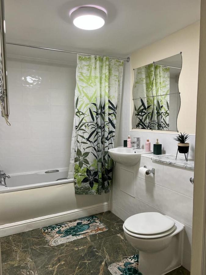 Modern Beautiful Gated Two Bed Apartment Stifford 外观 照片