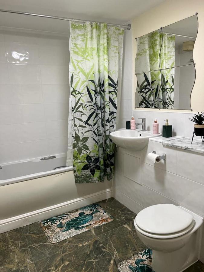 Modern Beautiful Gated Two Bed Apartment Stifford 外观 照片