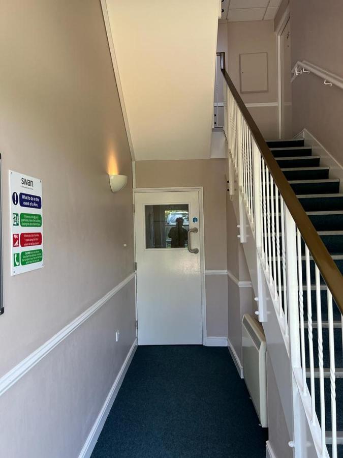 Modern Beautiful Gated Two Bed Apartment Stifford 外观 照片