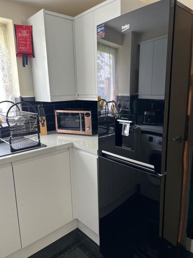 Modern Beautiful Gated Two Bed Apartment Stifford 外观 照片