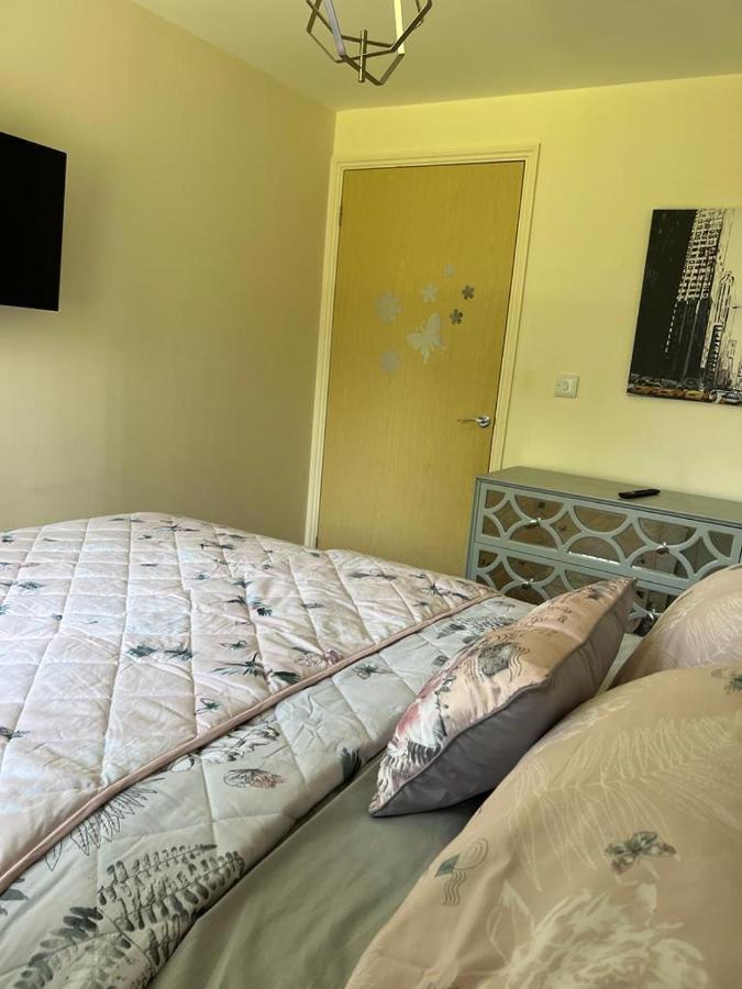 Modern Beautiful Gated Two Bed Apartment Stifford 外观 照片